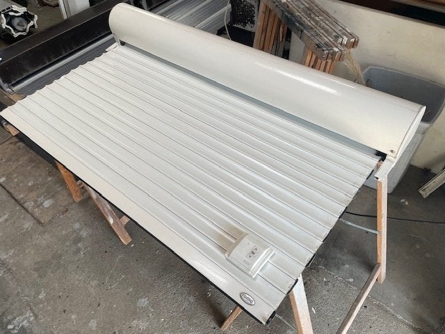 Wit elektrisch rolluik 120 cm breed x 115 cm hoog, Gebruikt, 100 tot 150 cm, Ophalen of Verzenden, Elektrische bediening