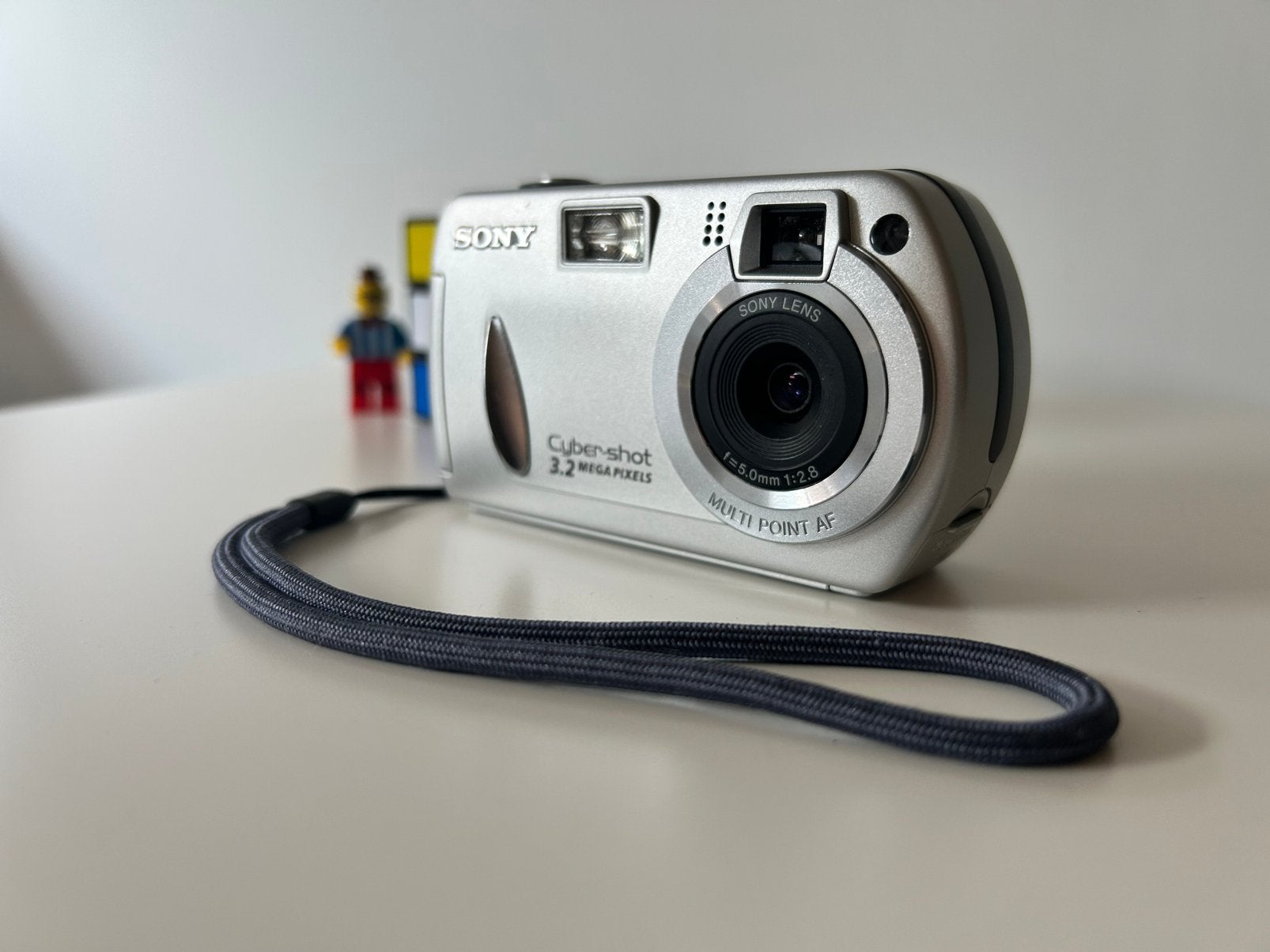 Sony Cyber-shot DSC-P32 3.2MP + Memory Stick, Geheugenkaart, Ophalen of Verzenden, Zo goed als nieuw, Compactcamera