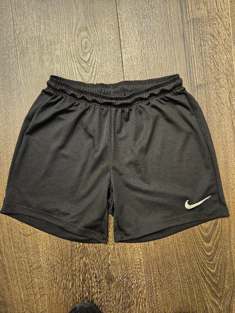Nike short Dri-FIT zwart maat 122-128/XS, Jongen of Meisje, Sport- of Zwemkleding, Ophalen of Verzenden, Zo goed als nieuw