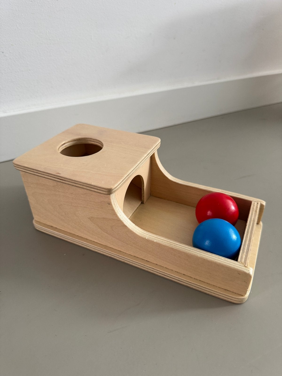 Houten Object Permanence Box met 2 ballen – Montessori, Ophalen, Zo goed als nieuw
