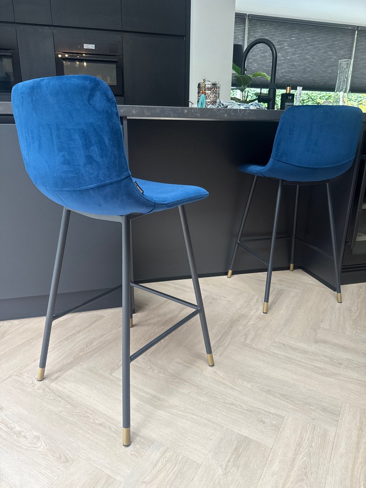2x Bronx71 barstoelen blauw fluweel met metalen poten, Huis en Inrichting, Ophalen, Zo goed als nieuw, 90 cm of meer, Metaal