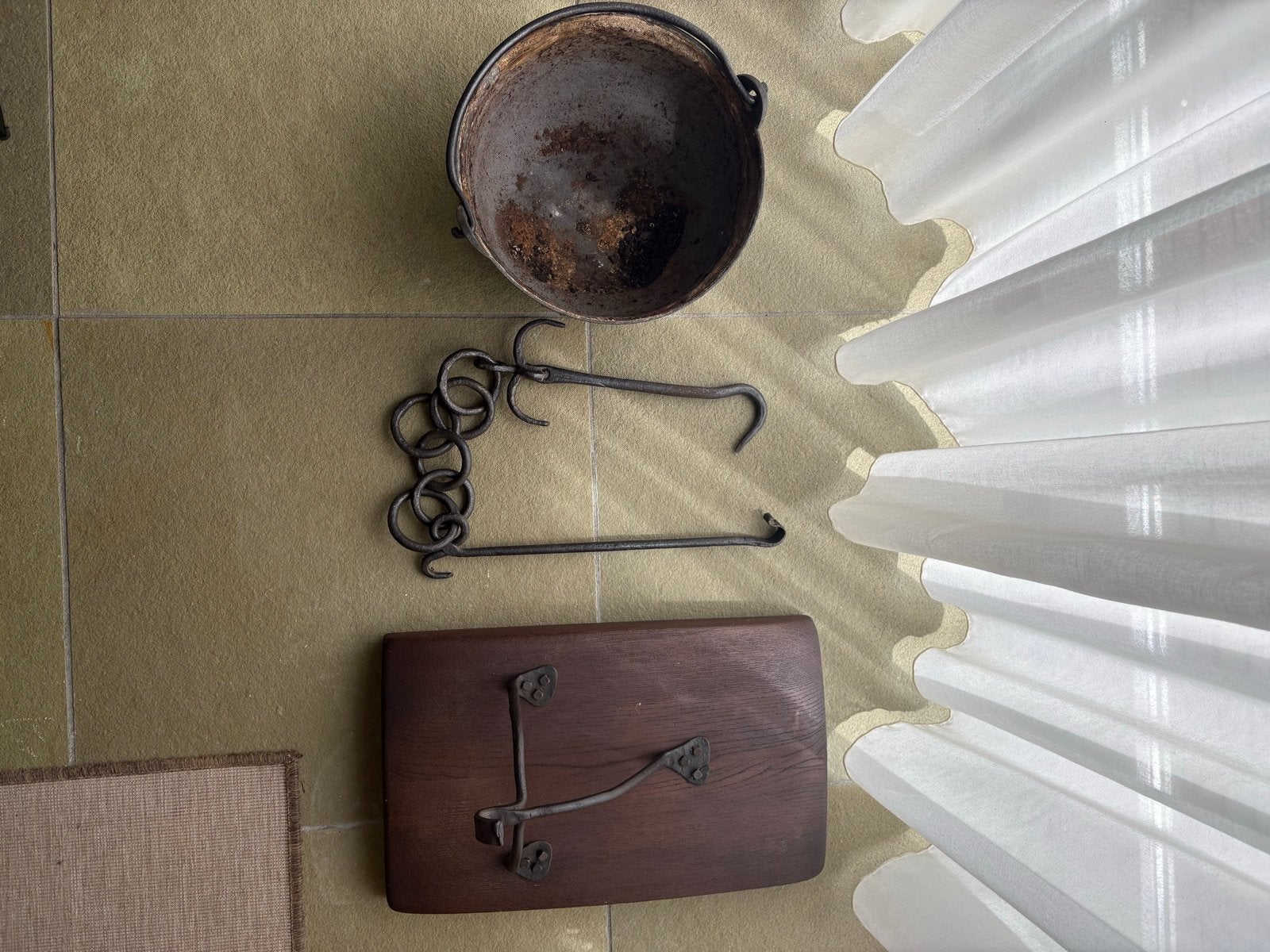 Antieke gietijzeren ketel met houten wandbevestiging, Ophalen