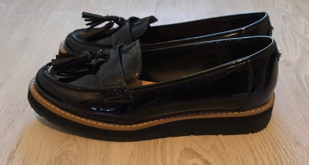 Anna Field Zwarte Lak Instappers met Kwastjes - Maat 40, Kleding | Dames, Anna Field, Ophalen of Verzenden, Zo goed als nieuw