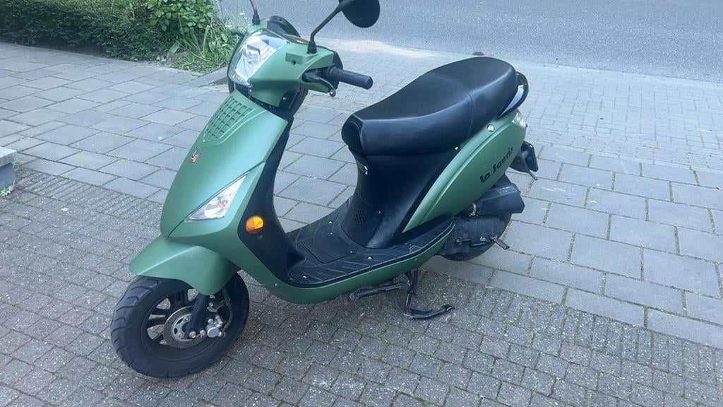 Mooie scooter met kenteken, Ophalen of Verzenden, Zo goed als nieuw, Benzine, Overige modellen