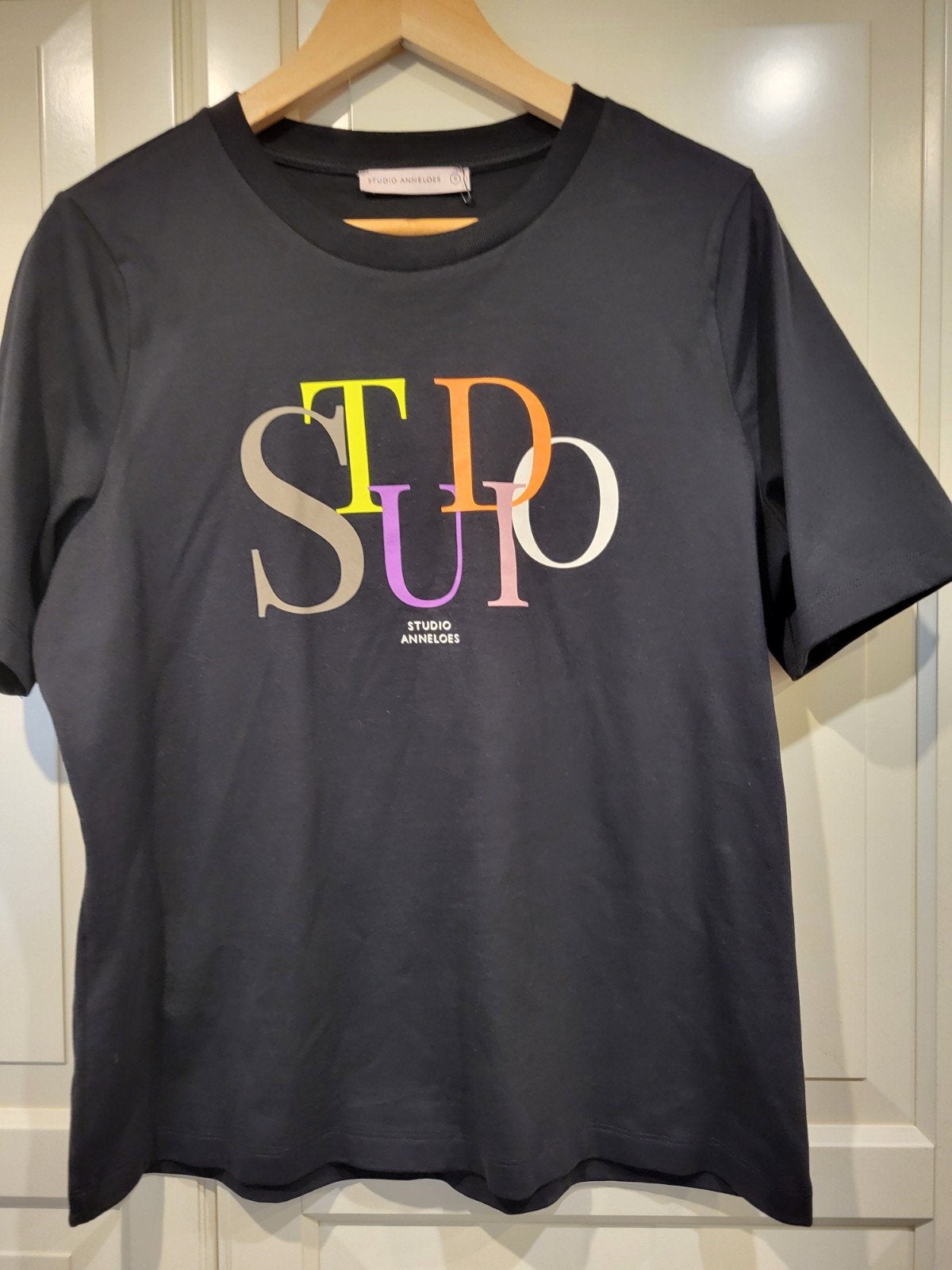 Studio Anneloes T-shirt Zwart met Kleurrijke Opdruk Maat S, Studio Anneloes, Zwart, Nieuw, Ophalen of Verzenden