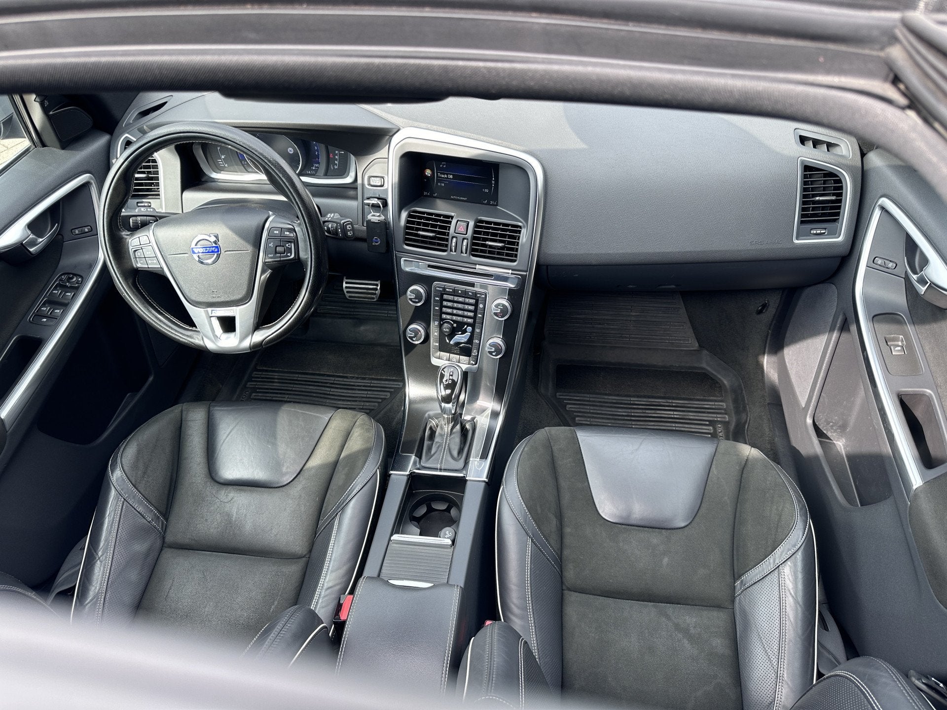 Volvo XC60 2.4 D4 R-Design | Panoramadak | Leder | Camera |, Gebruikt, Euro 6, 2000 kg, Leder en Stof