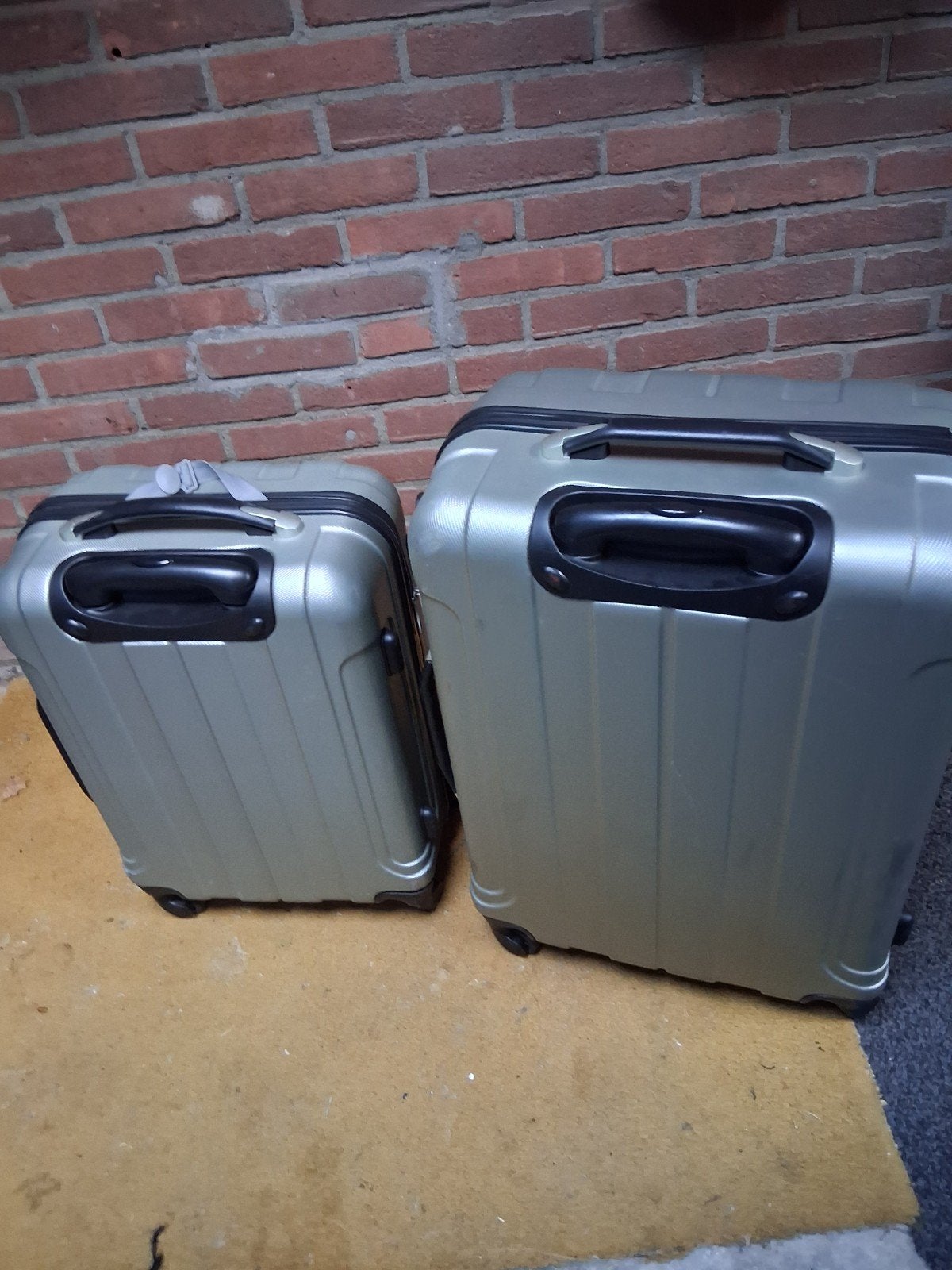 Set van 2 koffers - Handbagage en Middelgroot, Uitschuifbare handgreep, Gebruikt, Hard kunststof, 35 tot 45 cm