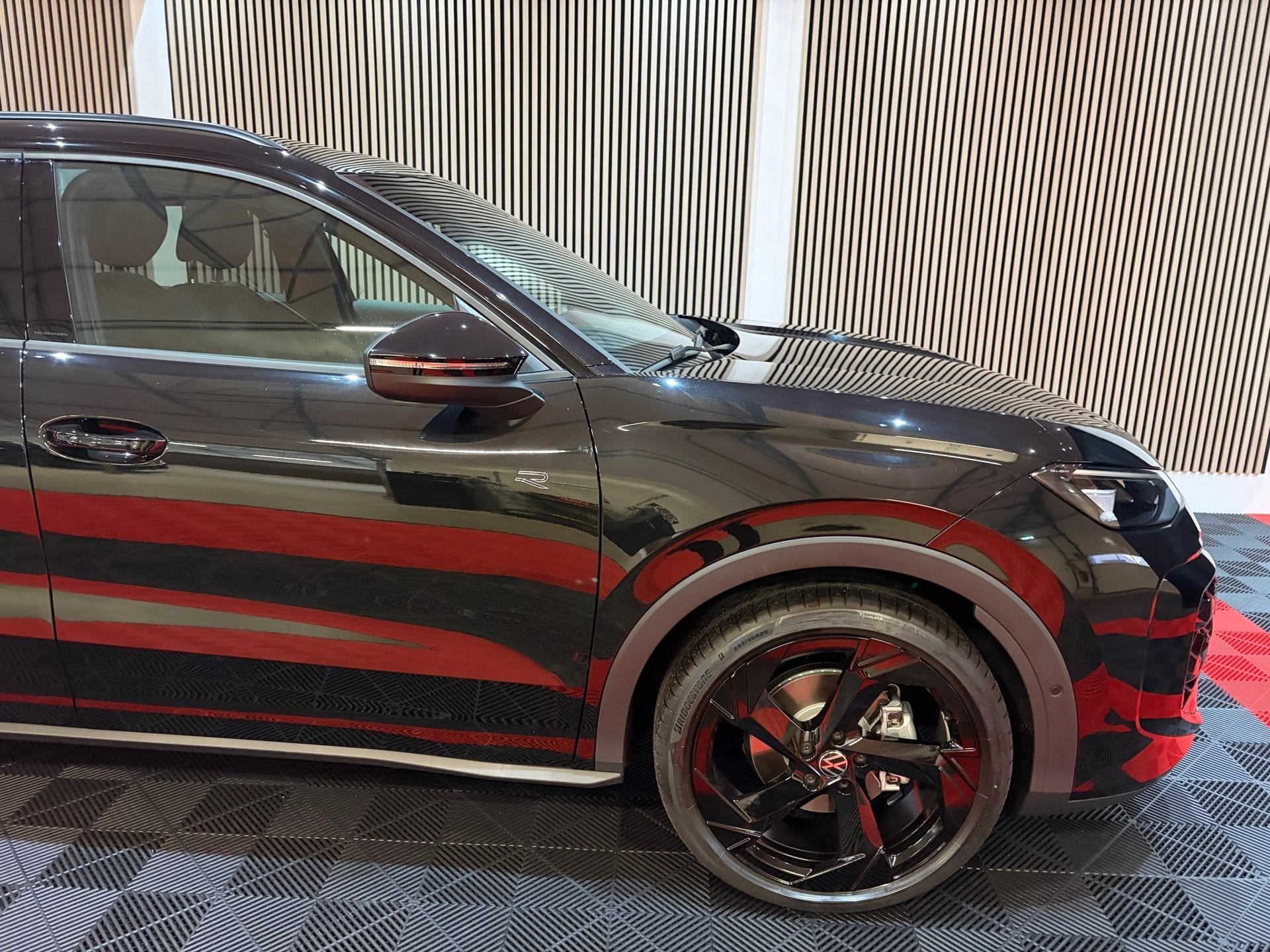 Volkswagen T-Roc 1.5 eTsi R-Line First Edition 2026 Pano Cam, Auto's, Dealer onderhouden, Gebruikt, Zwart, Automatische klimaatregeling