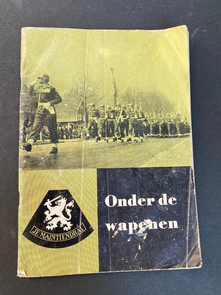 Onder de wapenen jaren vijftig / Uitg. Min. van Defensie, Gelezen, Ophalen of Verzenden, Landmacht, 1945 tot heden