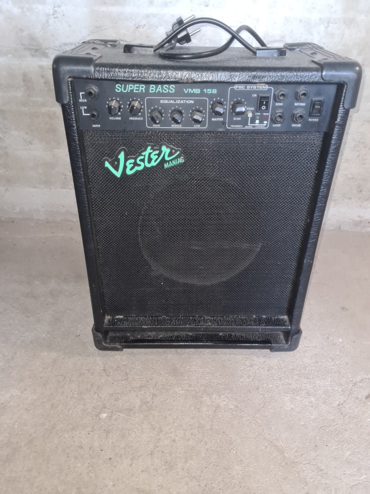 Vester Maniac Super Bass VMB 15B basgitaarversterker, Muziek en Instrumenten, Ophalen, Gebruikt, Basgitaar, Minder dan 50 watt