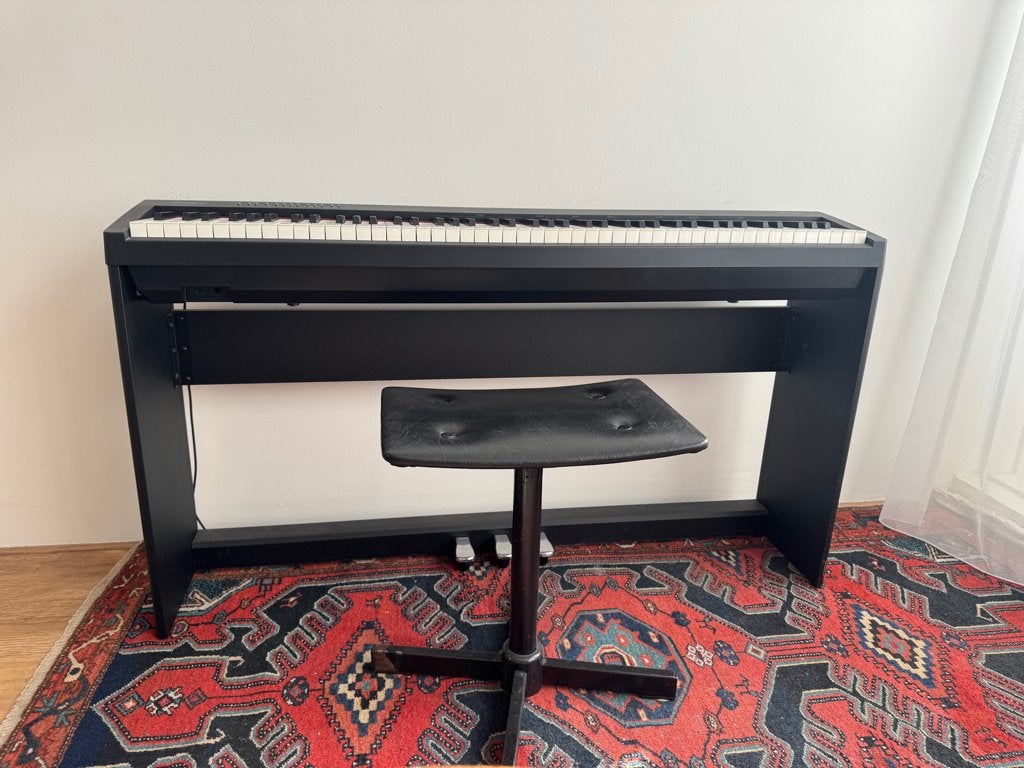 Roland FP30 Digitale Piano met stand/pedalen i.z.g.s.