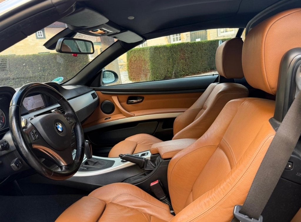 Foto 10 van BMW 3-Serie 3.0 I 330 Cabrio AUT 2008 Grijs