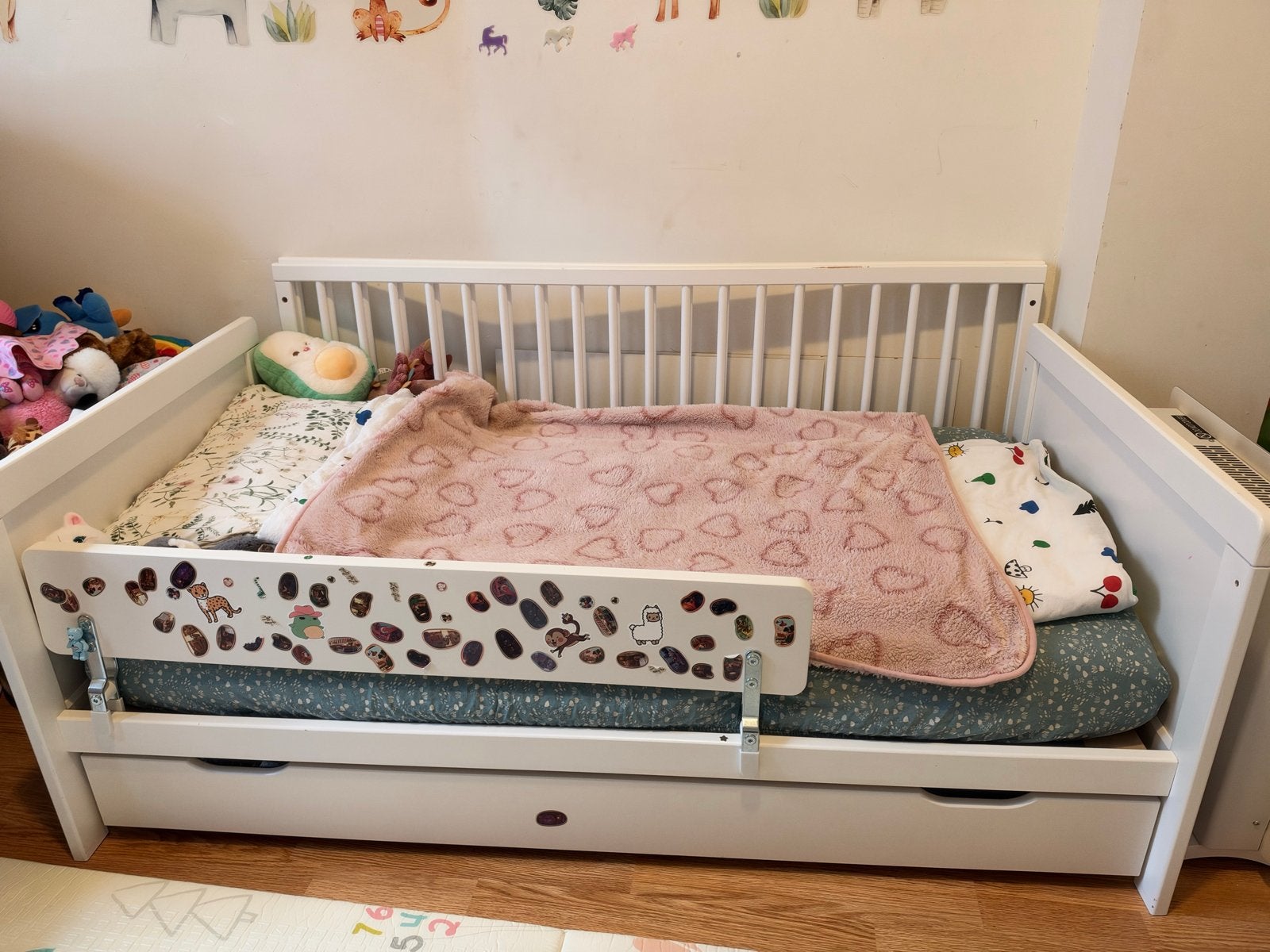 Wit kinderbed met lades + aankleedtafel/kledingkast