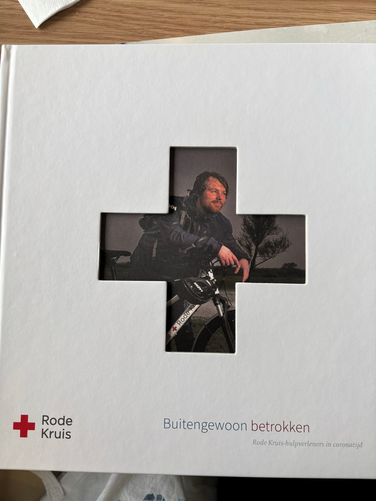 Rode Kruis: Buitengewoon betrokken - Hulpverleners in corona, Ophalen of Verzenden, Nieuw