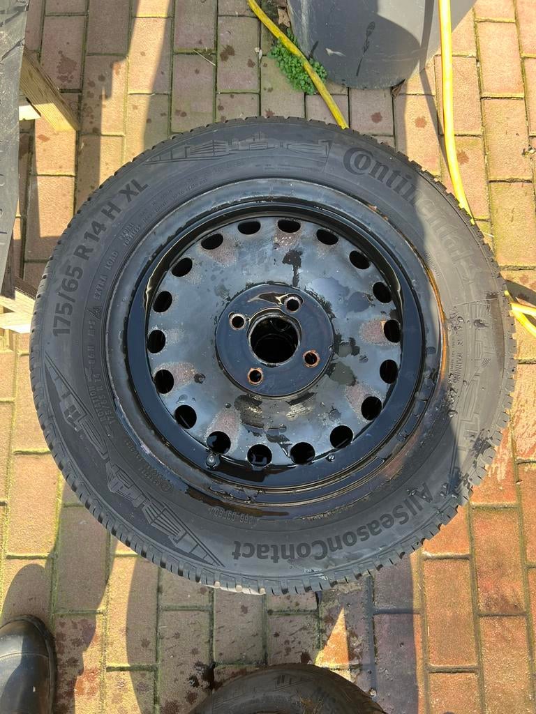 Setje winterbanden Volkswagen Up 14 inch, Auto diversen, Wieldoppen, Ophalen
