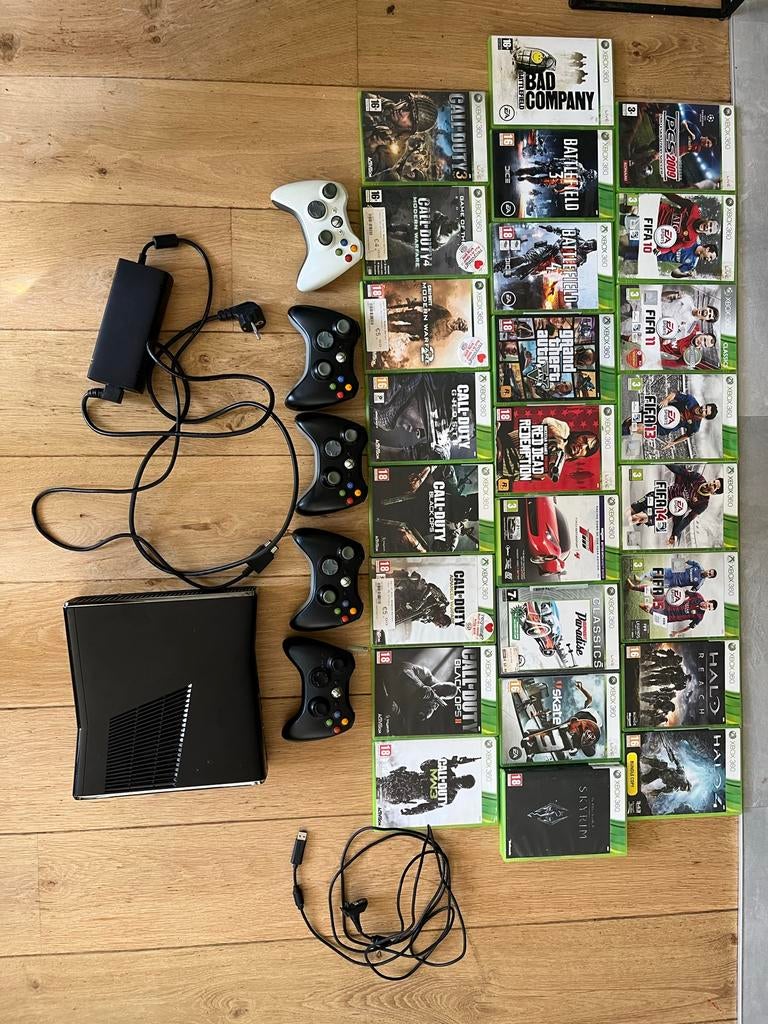 Xbox 360 met 5 controllers en 26 spellen, Spelcomputers en Games, Games | Xbox 360, Ophalen, Gebruikt, Overige genres, Gekoppelde computers