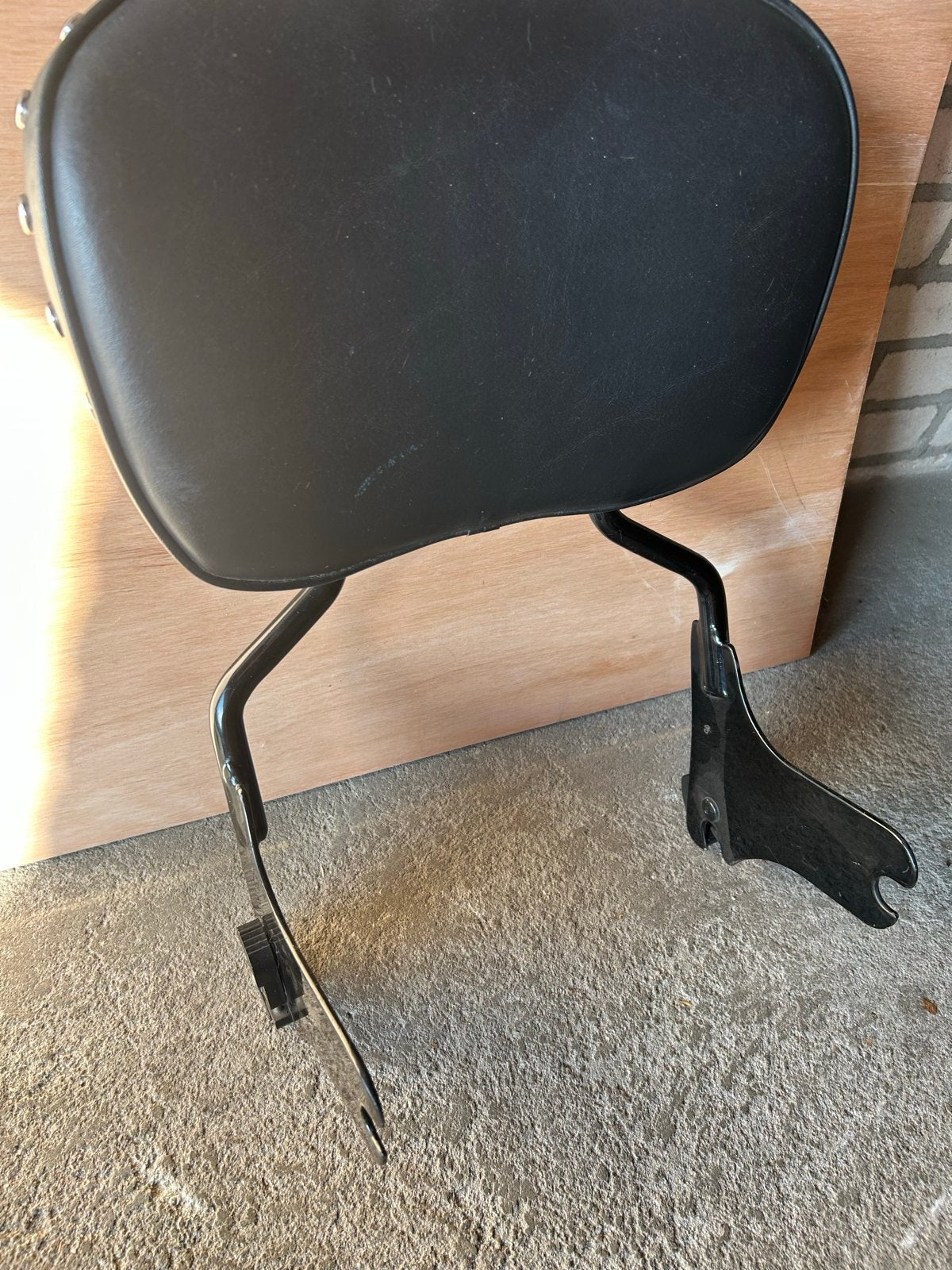 Harley  afneembare rugleuning/sissybar - Zwart, met studs, Motoren, Ophalen of Verzenden, Gebruikt