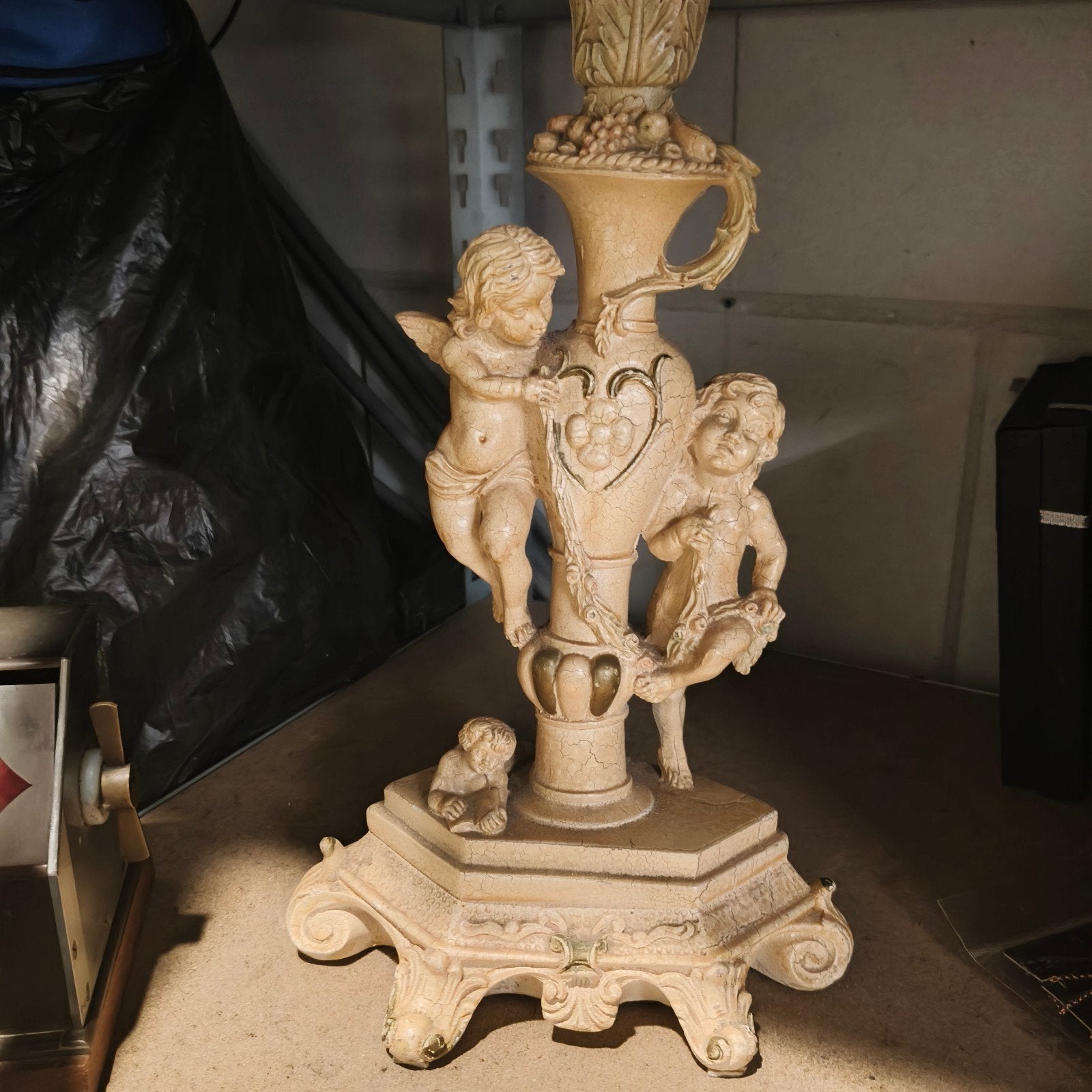 Antiek beeld van engeltjes en vaas, craquelé effect, Ophalen of Verzenden