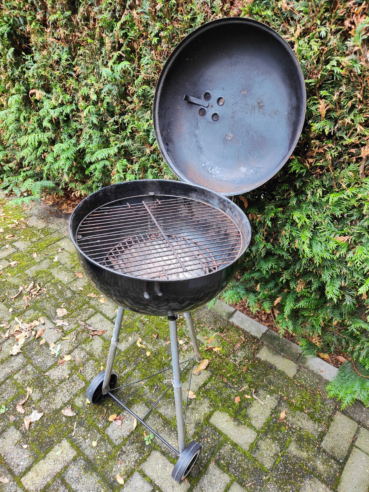 Gebruikte houtskool Weber barbecue met deksel en wielen, Ophalen, Gebruikt