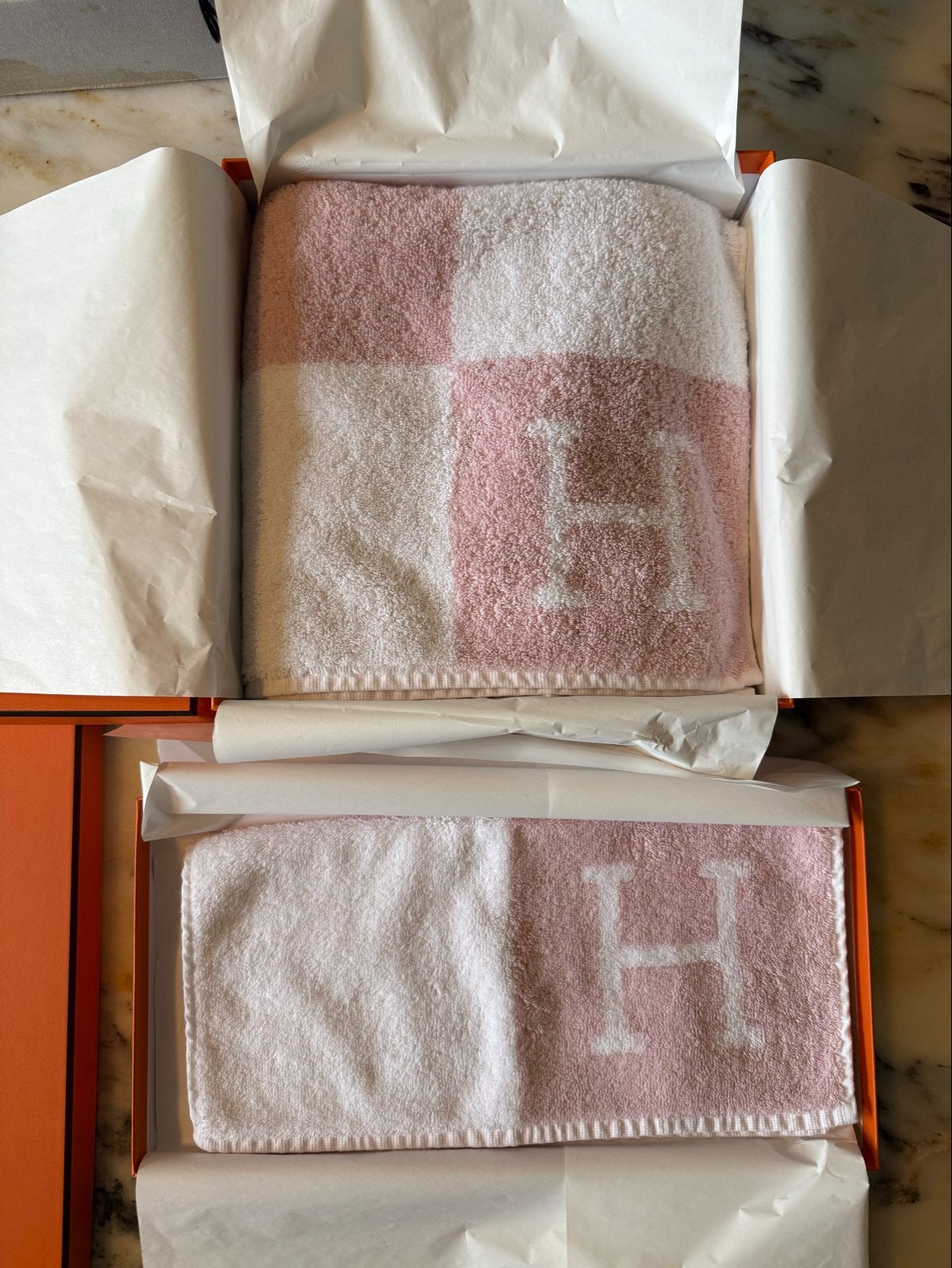 Hermes Avalon handdoek en washand - Nieuw in doos, Huis en Inrichting, Ophalen of Verzenden, Nieuw, Roze, Handdoek