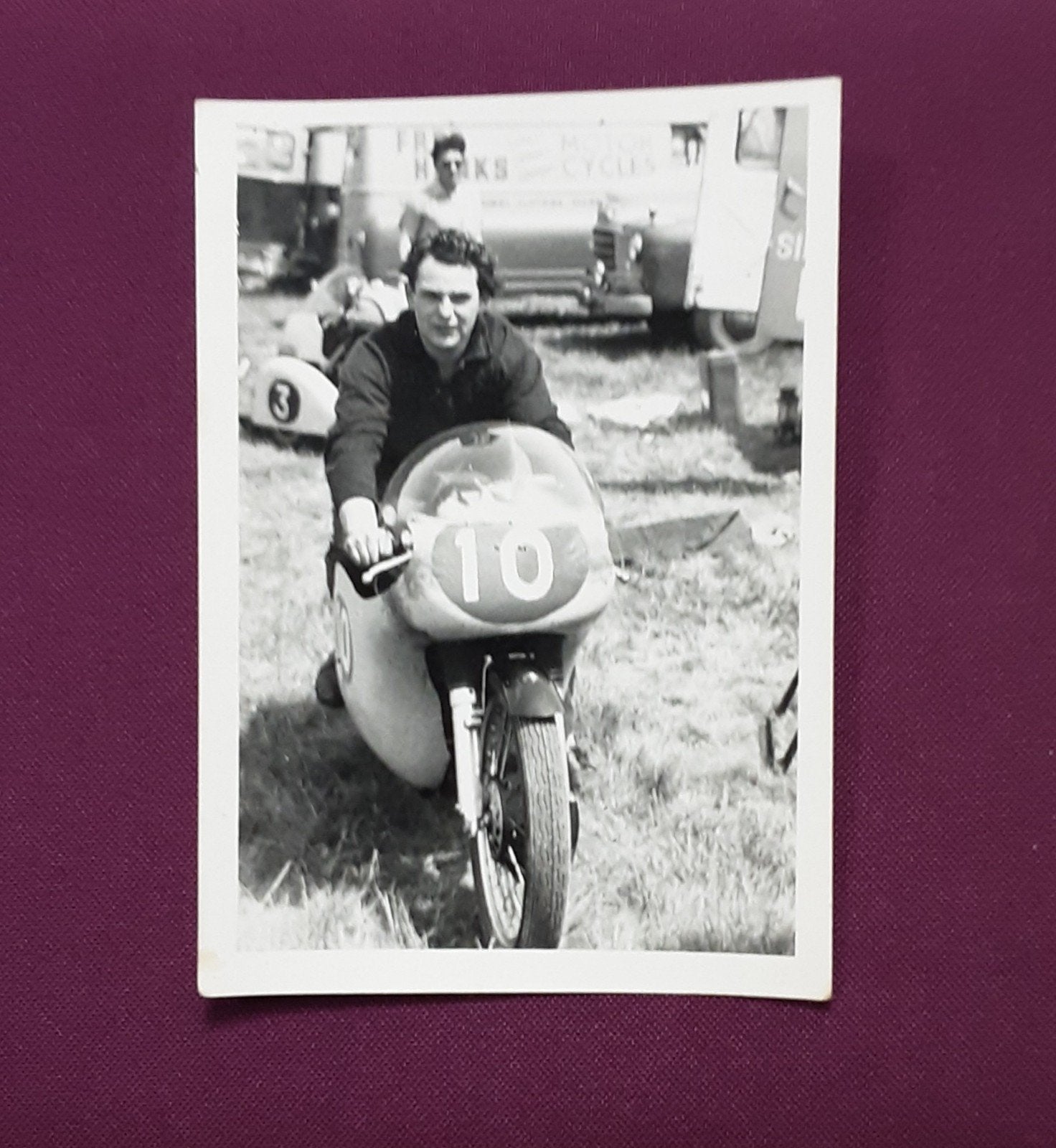 Jaren '60 paddock foto: Fred Hanks bus en motor startnr. 10, Ophalen of Verzenden, Zo goed als nieuw, Motoren