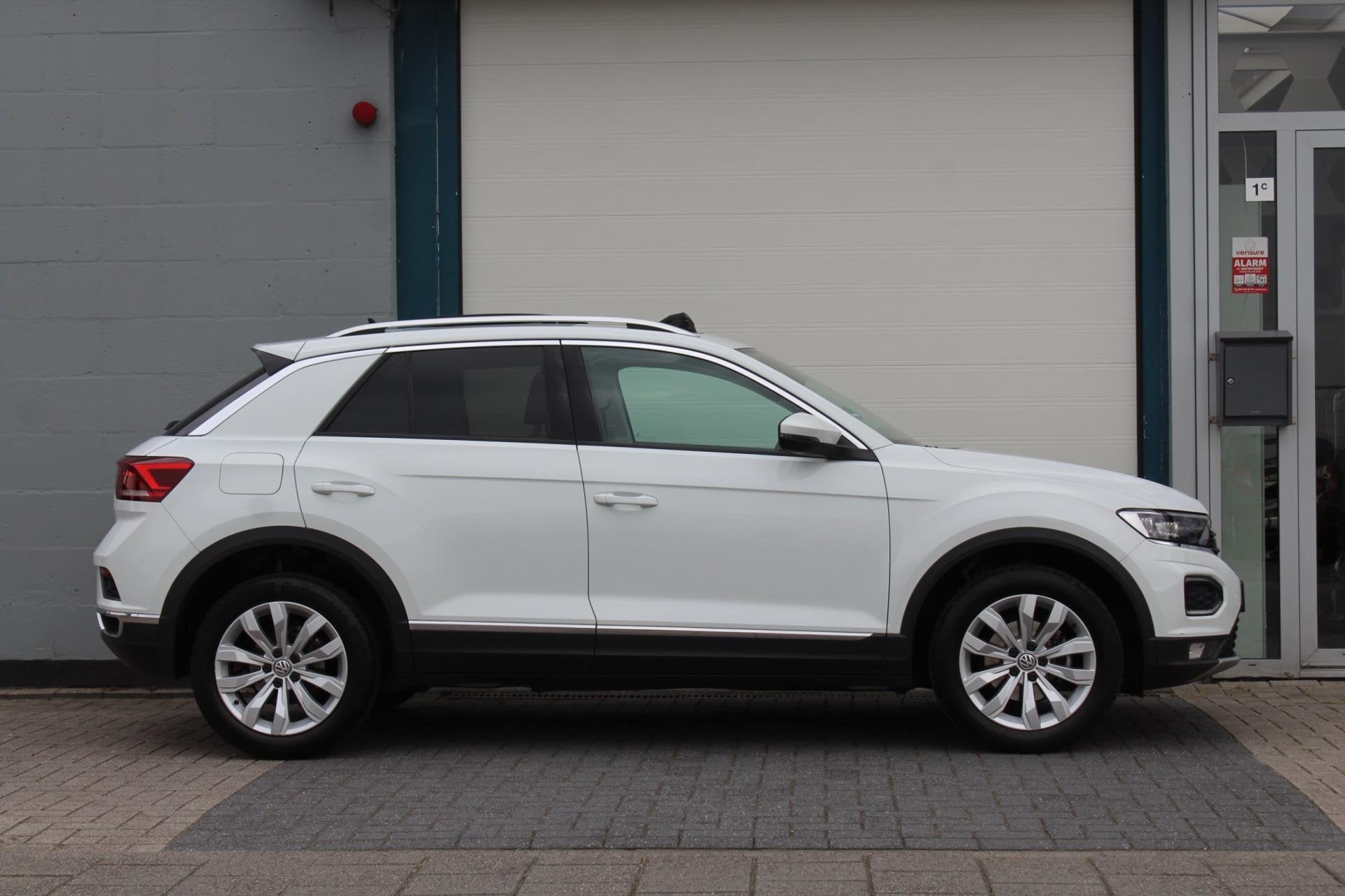 Volkswagen T-Roc 1.5 TSI Sport Automaat Pano, Auto's, Volkswagen, Euro 6, 4 cilinders, 150 pk, Wit