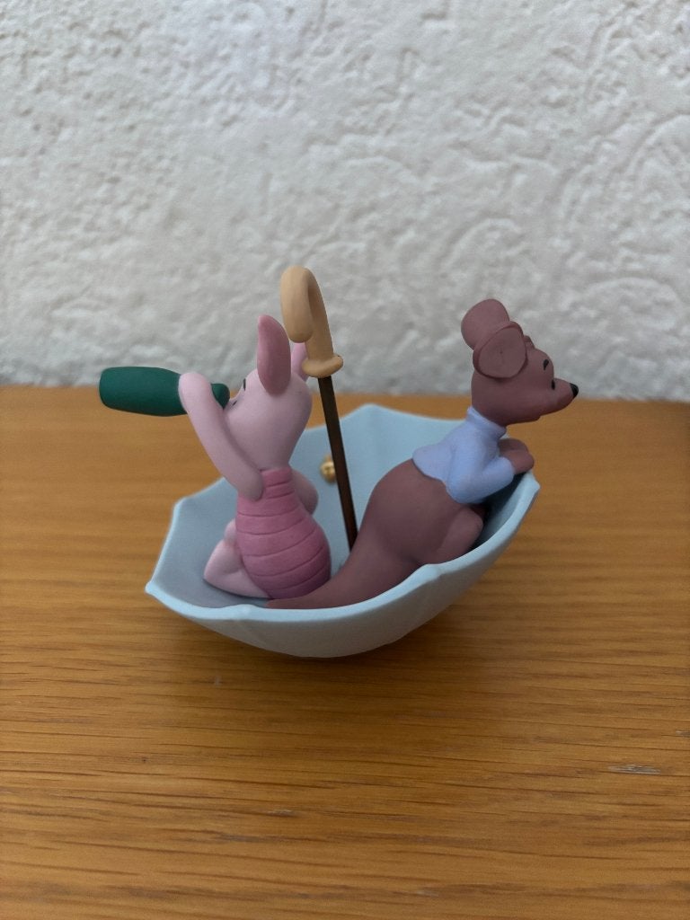 Disney Beeldje: Knorretje & Roe in Paraplu (Porselein), Ophalen, Zo goed als nieuw, Dier