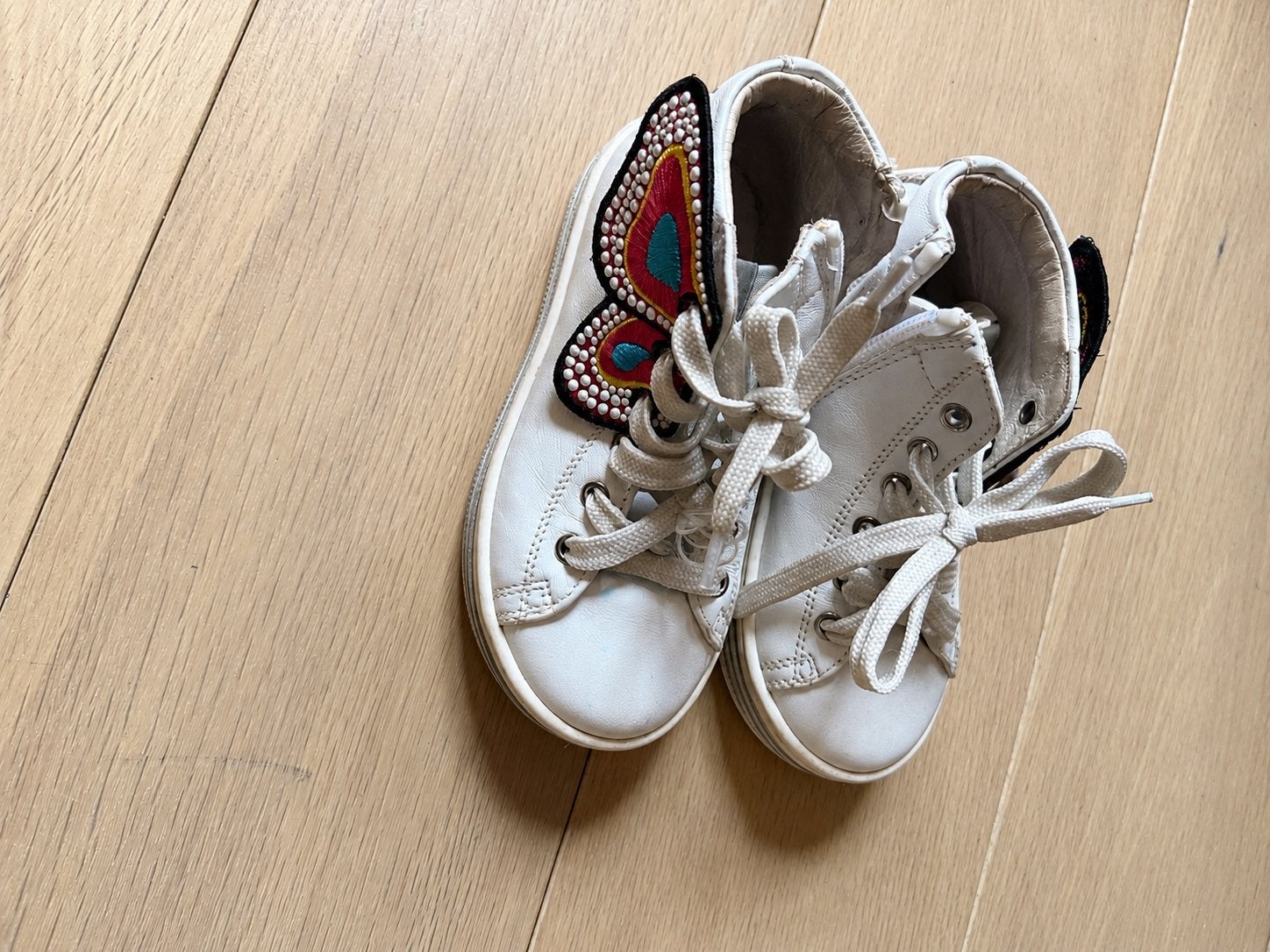 John Galliano sneakers met vlinders maat 25, Gebruikt, Meisje, Schoenen, Ophalen of Verzenden