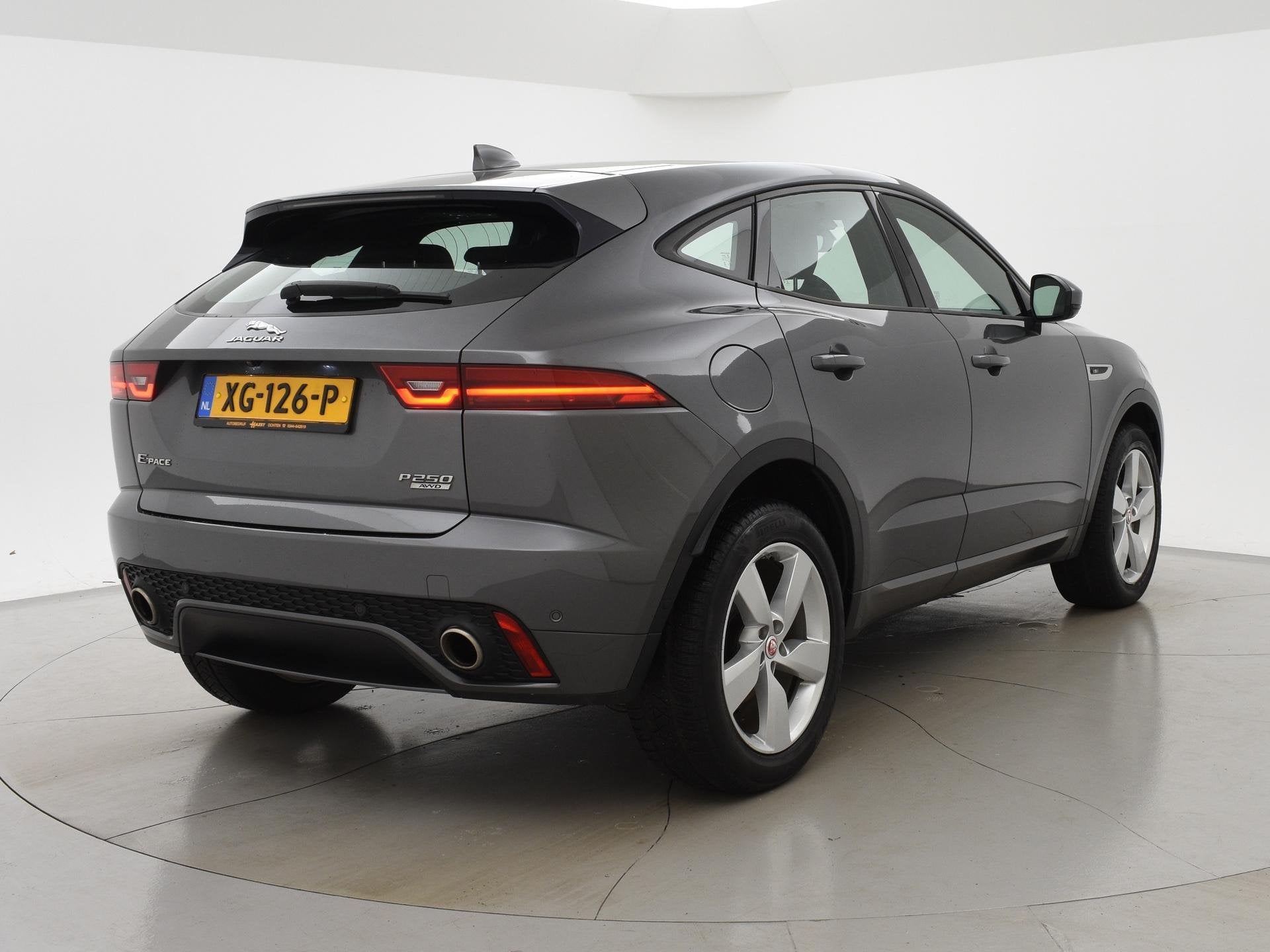 Jaguar E-PACE 2.0 TURBO P250 AWD R-DYNAMIC SE + PANORAMA / L, Auto's, 249 pk, Euro 6, 4 cilinders, Bedrijf