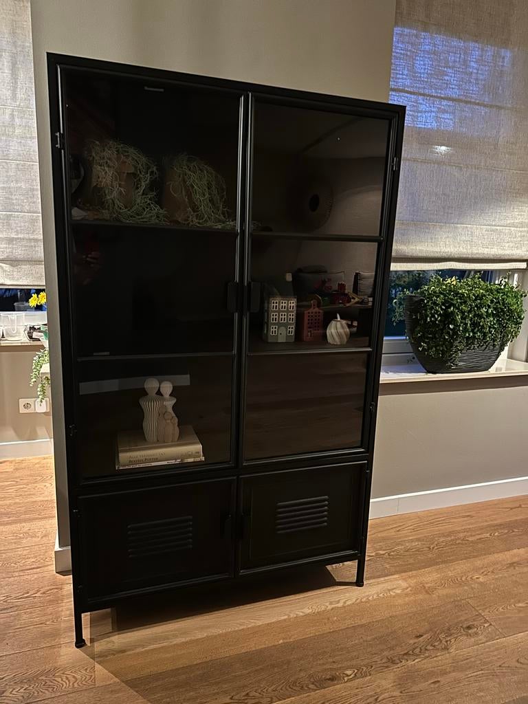 Zwarte industriële vitrinekast met glazen deuren, Ophalen, 50 tot 100 cm, Zo goed als nieuw, Metaal