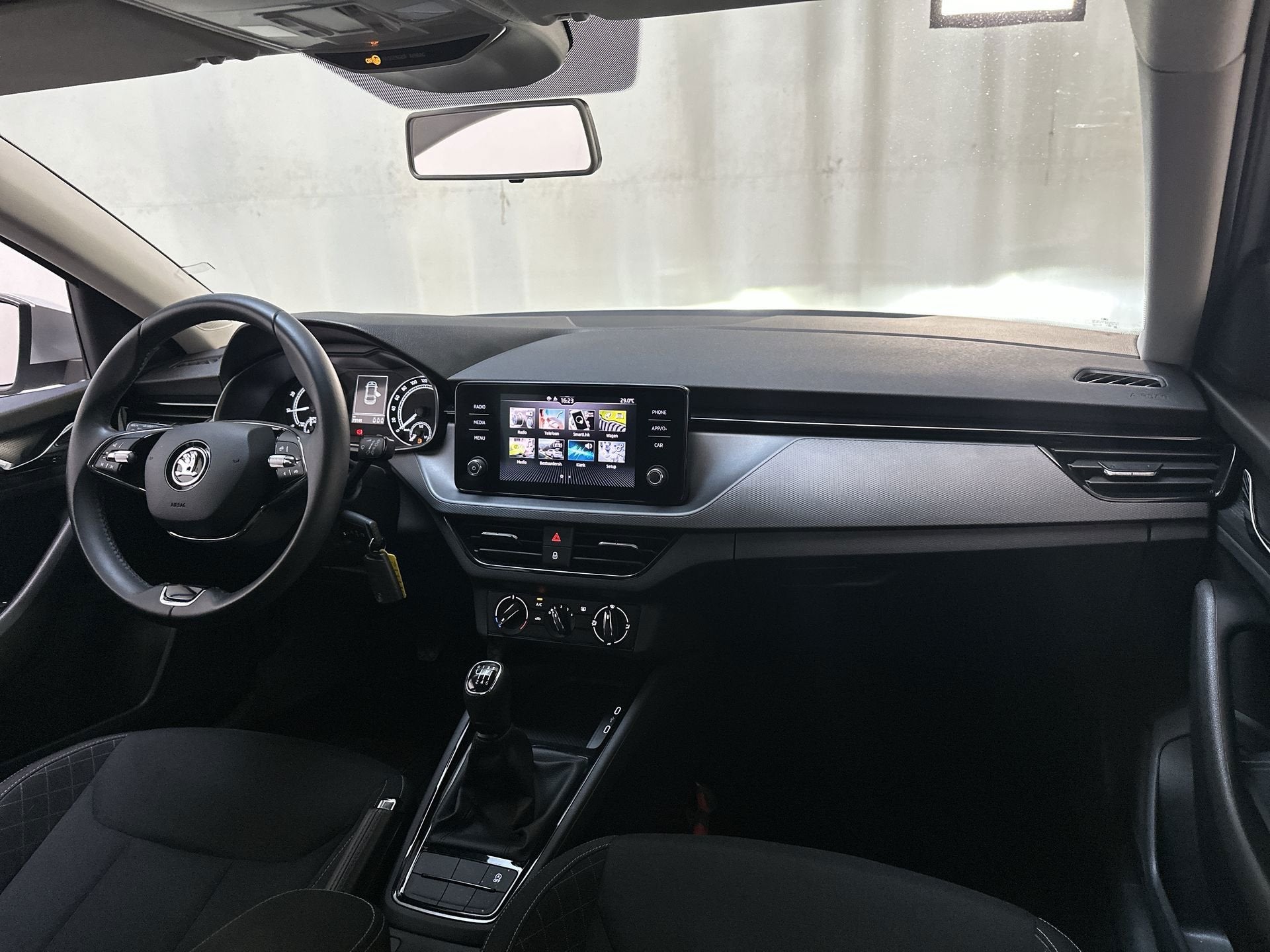 Skoda Scala 1.0 TSI Ambition Parkeersensoren App-Connect DAB, Auto's, Skoda, Met garantie (alle), 610 kg, 49 €/maand, Origineel Nederlands
