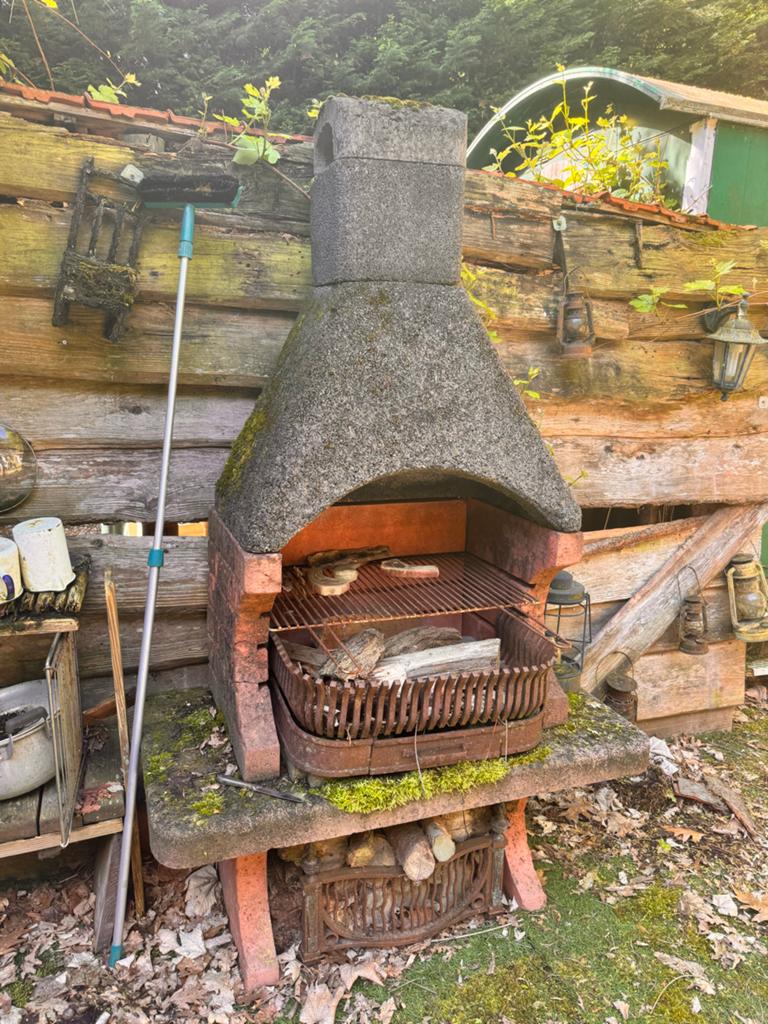 Robuuste stenen BBQ voor houtskool of kolen, Ophalen, Gebruikt