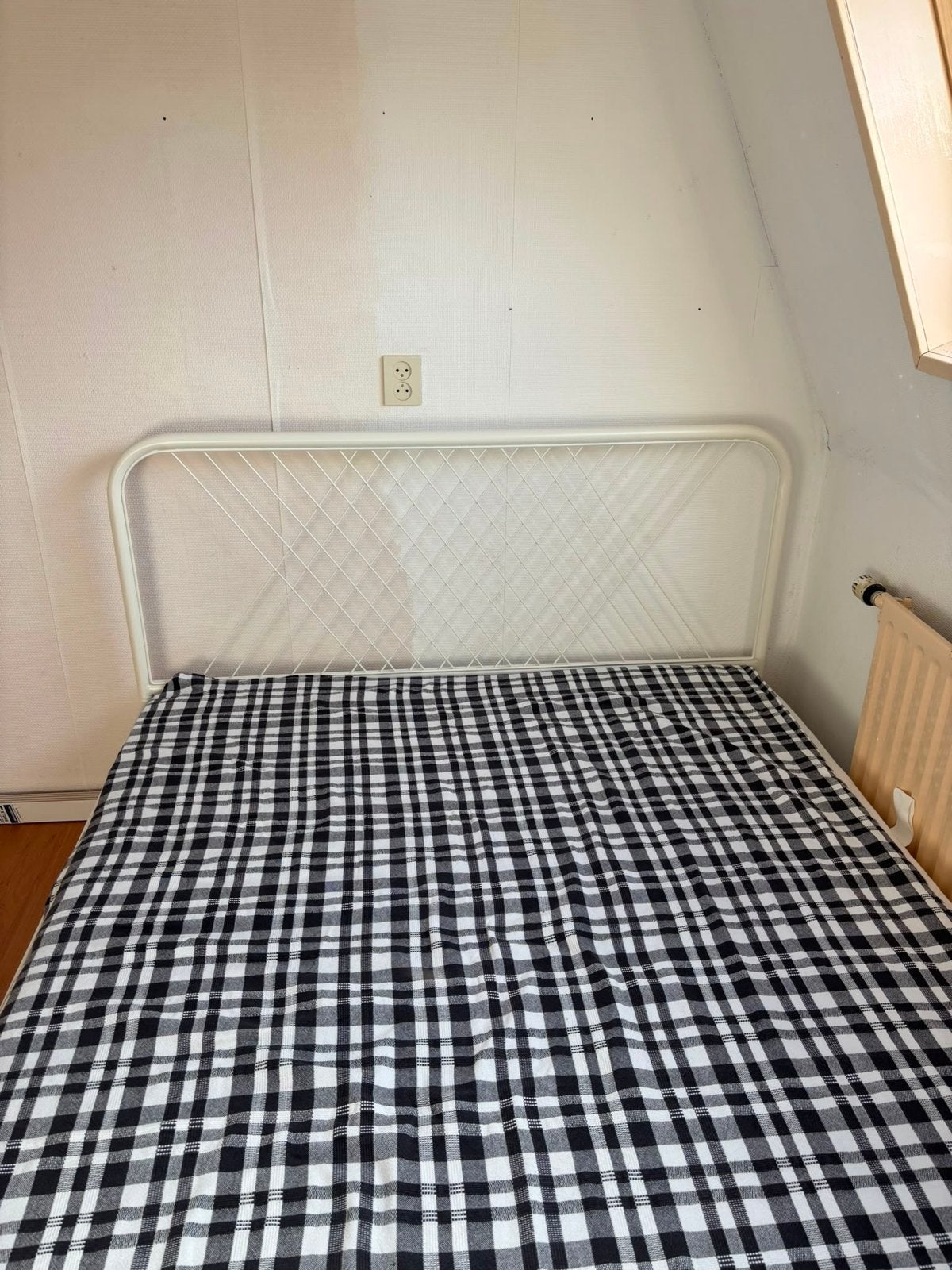 Wit bedframe 140x200 cm inclusief matras en lattenbodem, Ophalen, Gebruikt, Wit, Tweepersoons