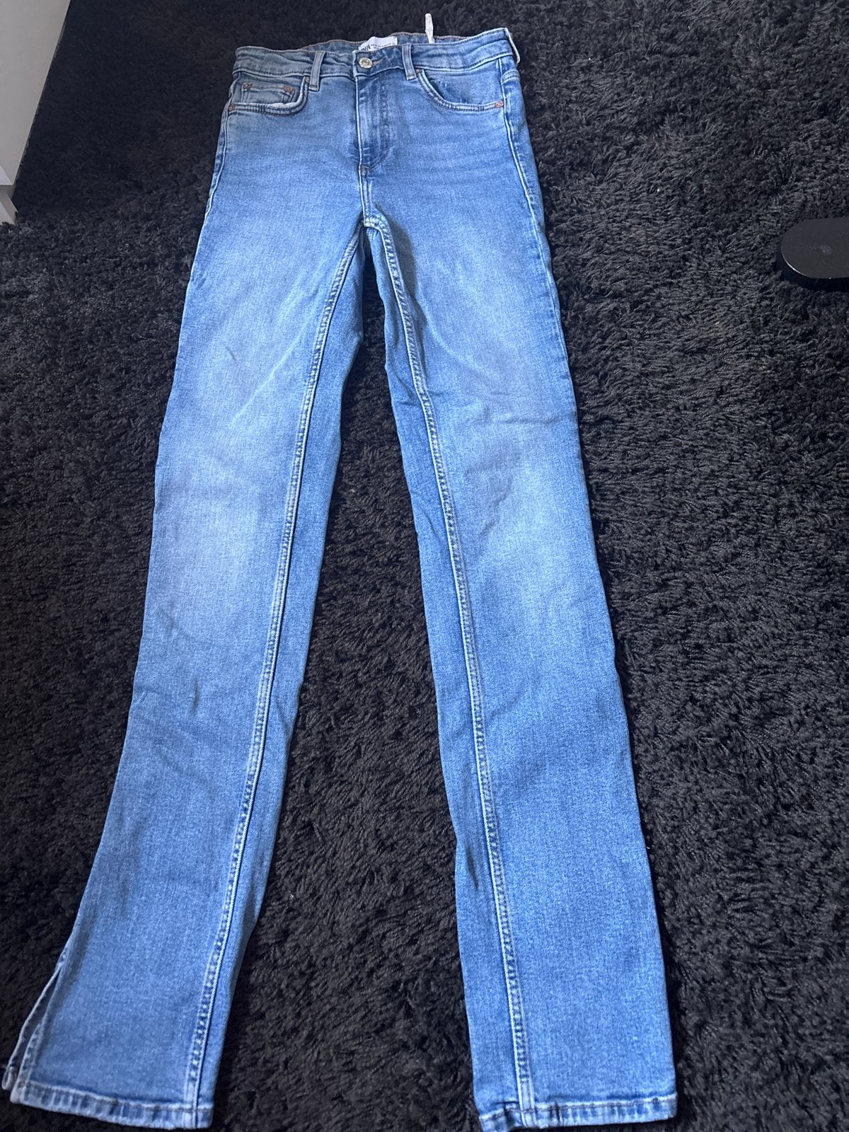 Zara jeans met split aan de onderkant, Ophalen of Verzenden, Zo goed als nieuw, Blauw, W28 - W29 (confectie 36)
