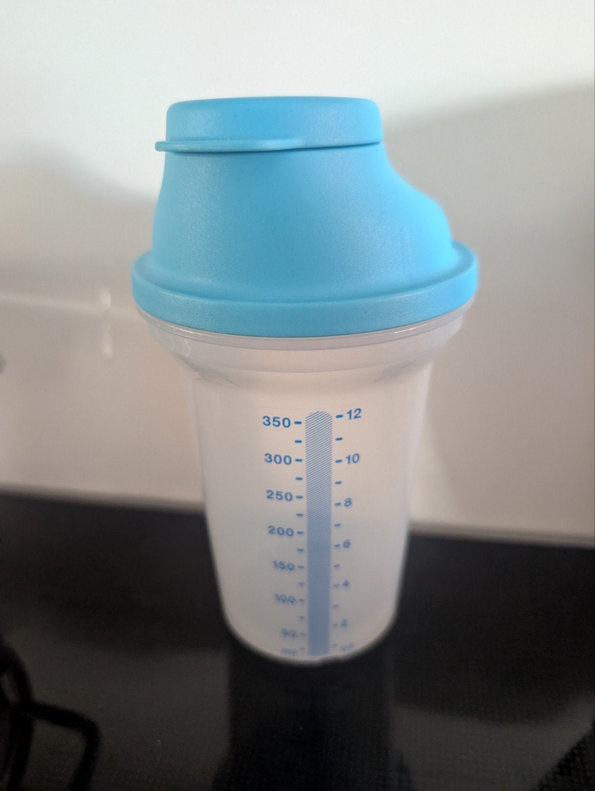 Tupperware shaker 450 ml., Huis en Inrichting, Keuken | Tupperware, 450 ml, Beker of Kan, Ophalen of Verzenden, Met deksel