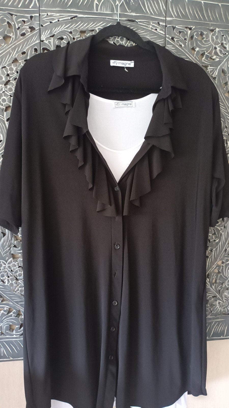 Magna Zwarte Blouse Maat 40/42 met Ruches en Korte Mouwen, Zwart, Maat 42/44 (L), Ophalen of Verzenden, Magna