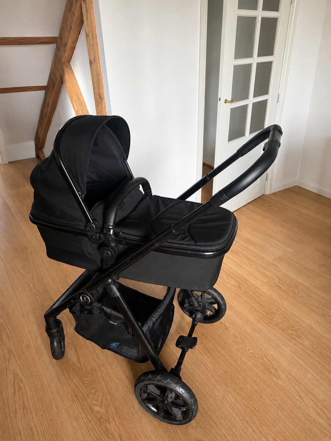 B.bee Pram Deluxe Plus kinderwagen zwart met reiswieg en bug, Overige merken, Gebruikt, Ophalen of Verzenden, Combiwagen