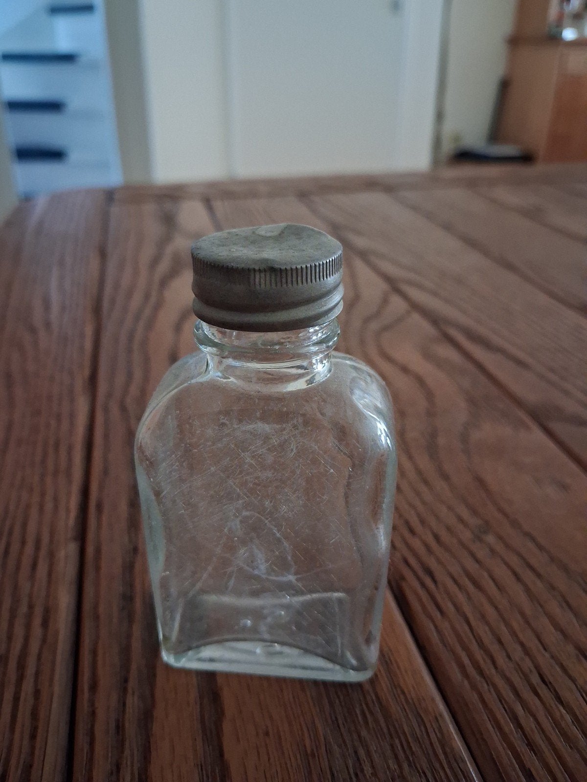 Antiek glazen apothekersflesje met metalen schroefdop, Antiek en Kunst, Ophalen of Verzenden
