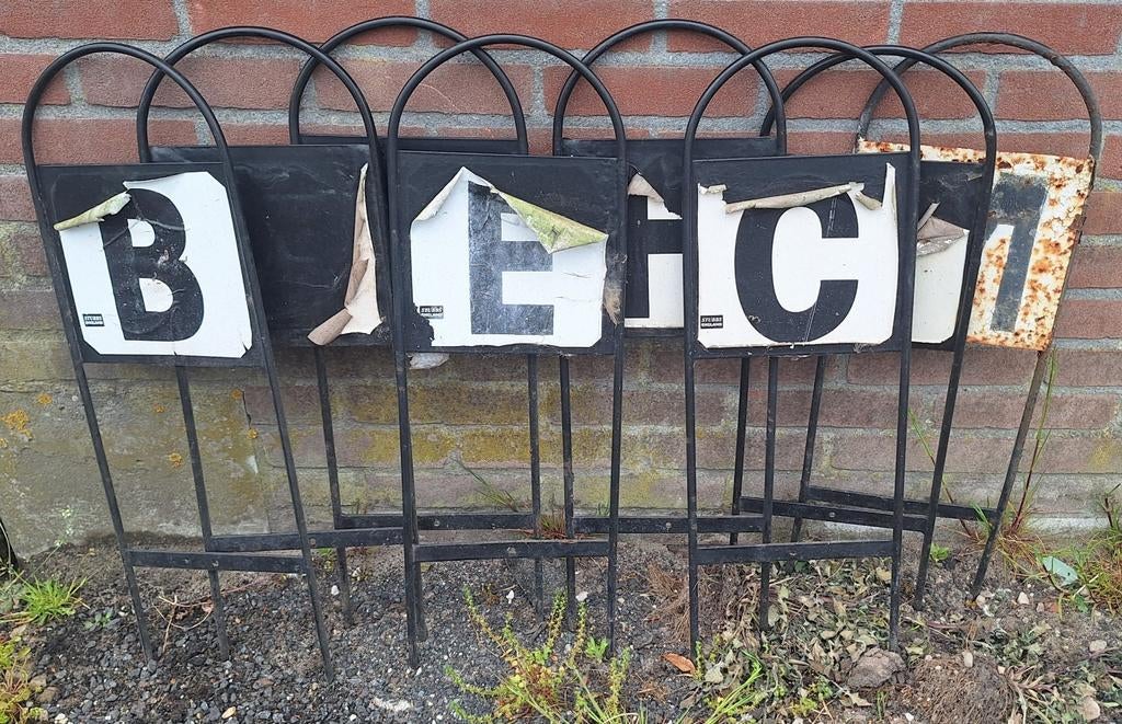 8 stuks bakletters letters rijbak bordjes 8x paardrijden, Ophalen of Verzenden, Gebruikt, Overige soorten