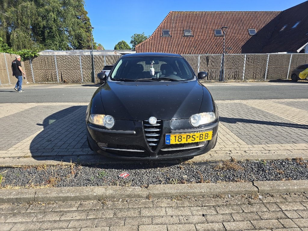 Alfa Romeo 147 1.6 T.spark 16V 77KW 5DR 2004 Zwart, Auto's, Alfa Romeo, Voorwielaandrijving, Zwart, 4 cilinders, 400 kg