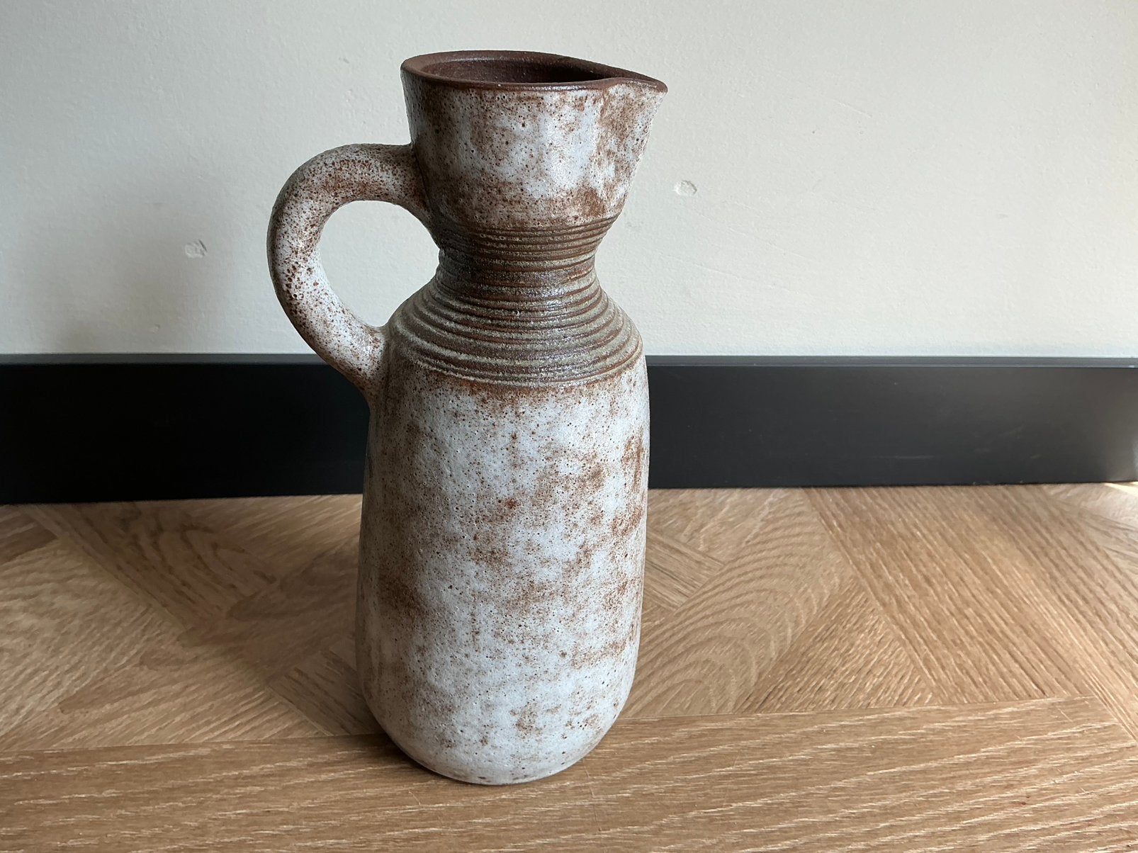 Vallauris keramiek schenkkan,pinchet keramiek A.Kostanda, Antiek en Kunst, Ophalen of Verzenden