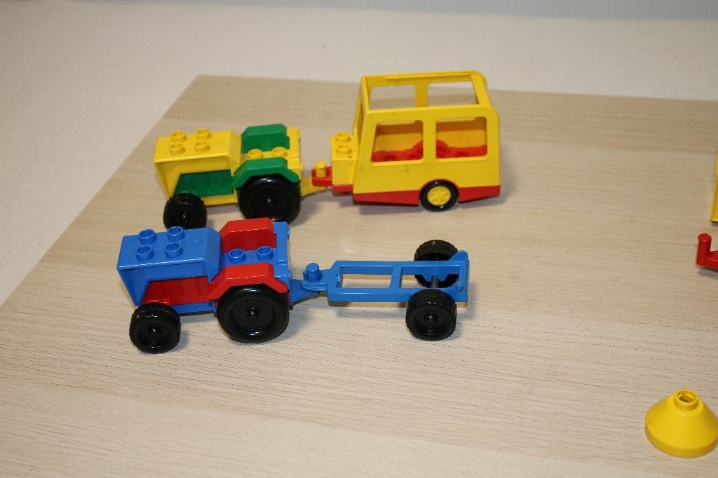 Vintage LEGO Duplo 2 tractoren, Inclusief minifiguren, Gebruikt, Accessoire, Ophalen of Verzenden