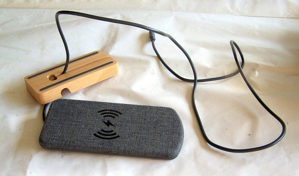 RE-LOAD Wireless Qi Oplader 15W met houten standaard. Nwst., Universeel, Draadloze oplader, Ophalen of Verzenden, Zo goed als nieuw
