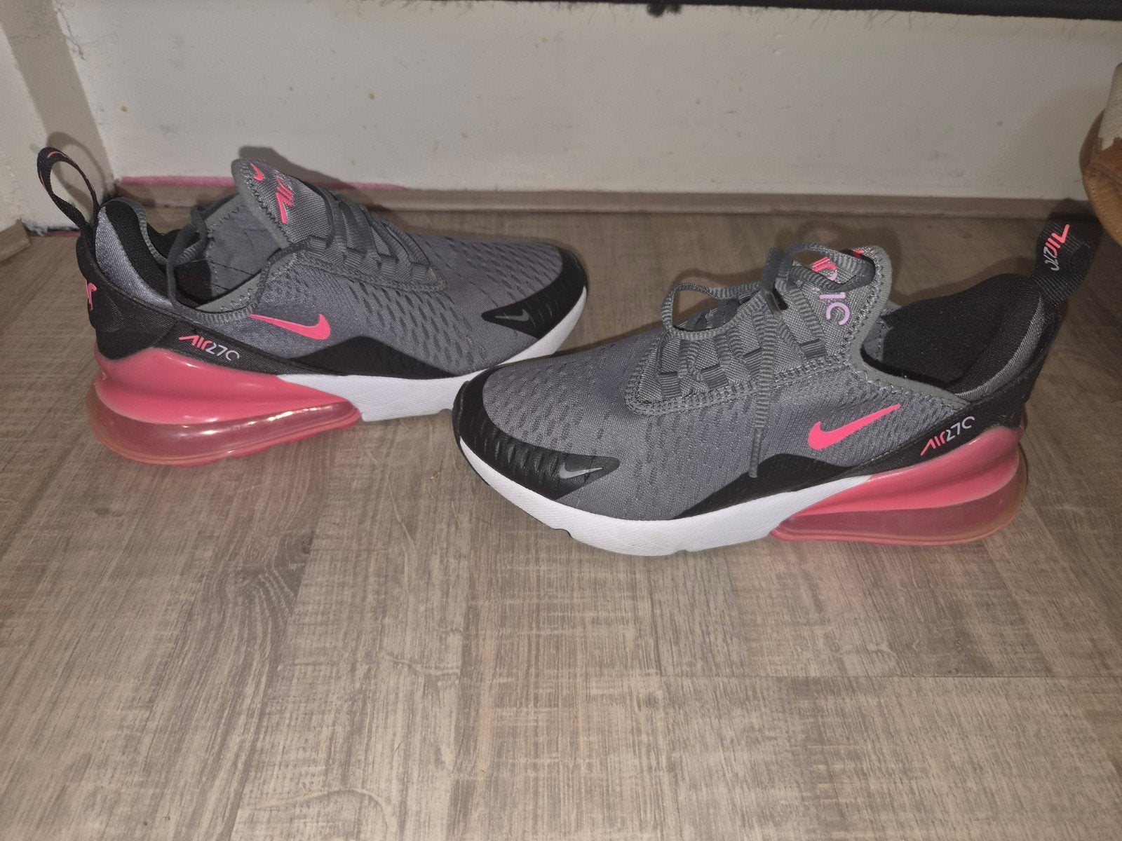 Nike Air Max 270 - Grijs met roze 38, Ophalen of Verzenden, Zo goed als nieuw, Grijs, Sneakers of Gympen