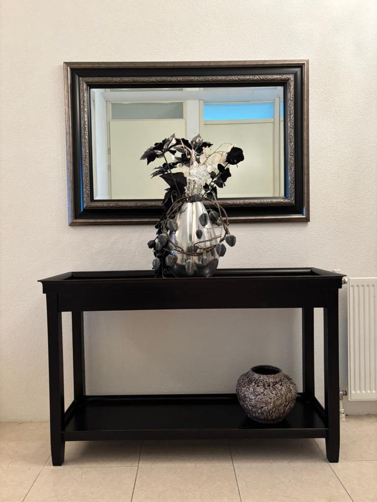 Prachtige zwarte sidetable met opstaande rand, Ophalen, Zo goed als nieuw, 25 tot 50 cm, Rechthoekig