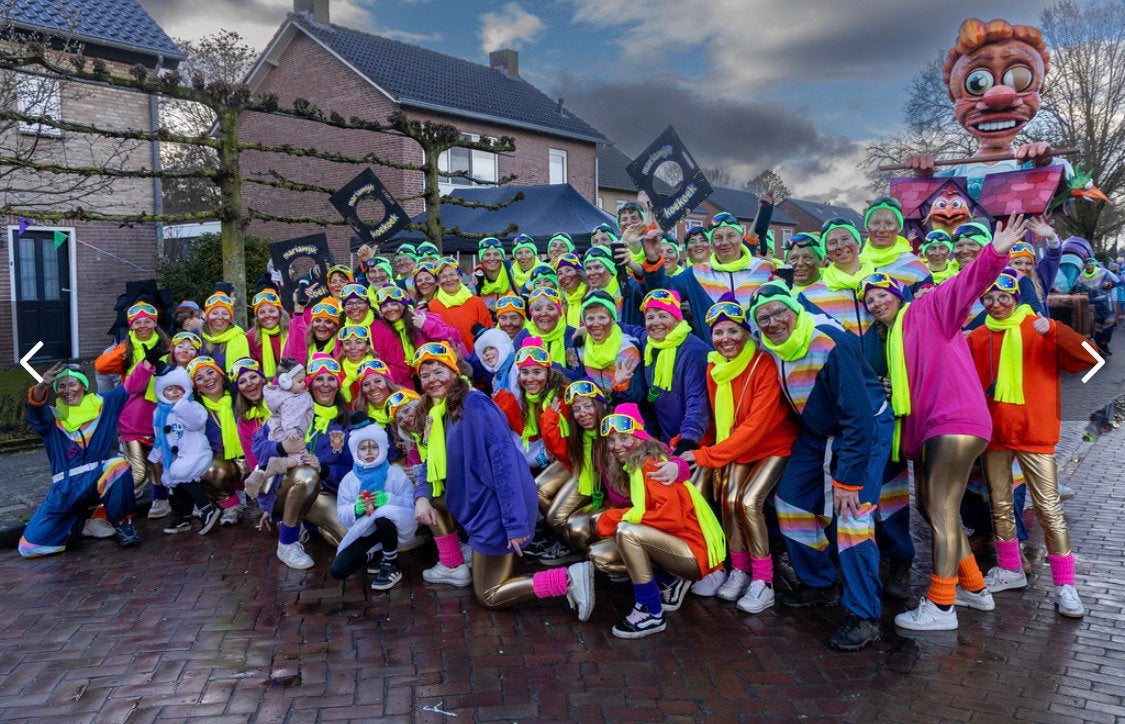 Grote kleurrijke loopgroep Apres Skiërs, Ophalen, Zo goed als nieuw, Maat 46/48 (XL) of groter, Carnaval