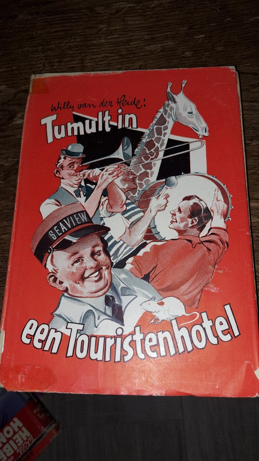 Tumult in een Toeristenhotel - Willy van der Heide, Ophalen of Verzenden, Gelezen, Willy van der Heide