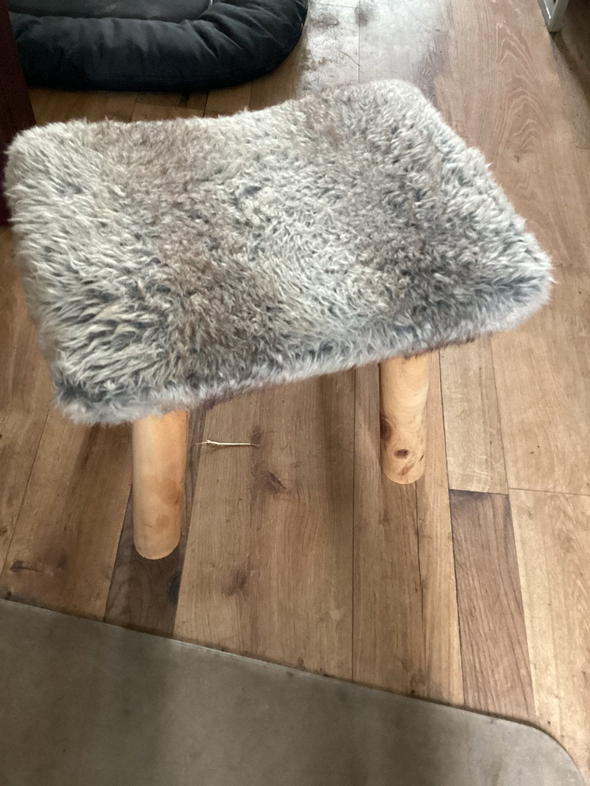 Houten krukje met zachte vachtzitting, Ophalen of Verzenden, Gebruikt, Hout