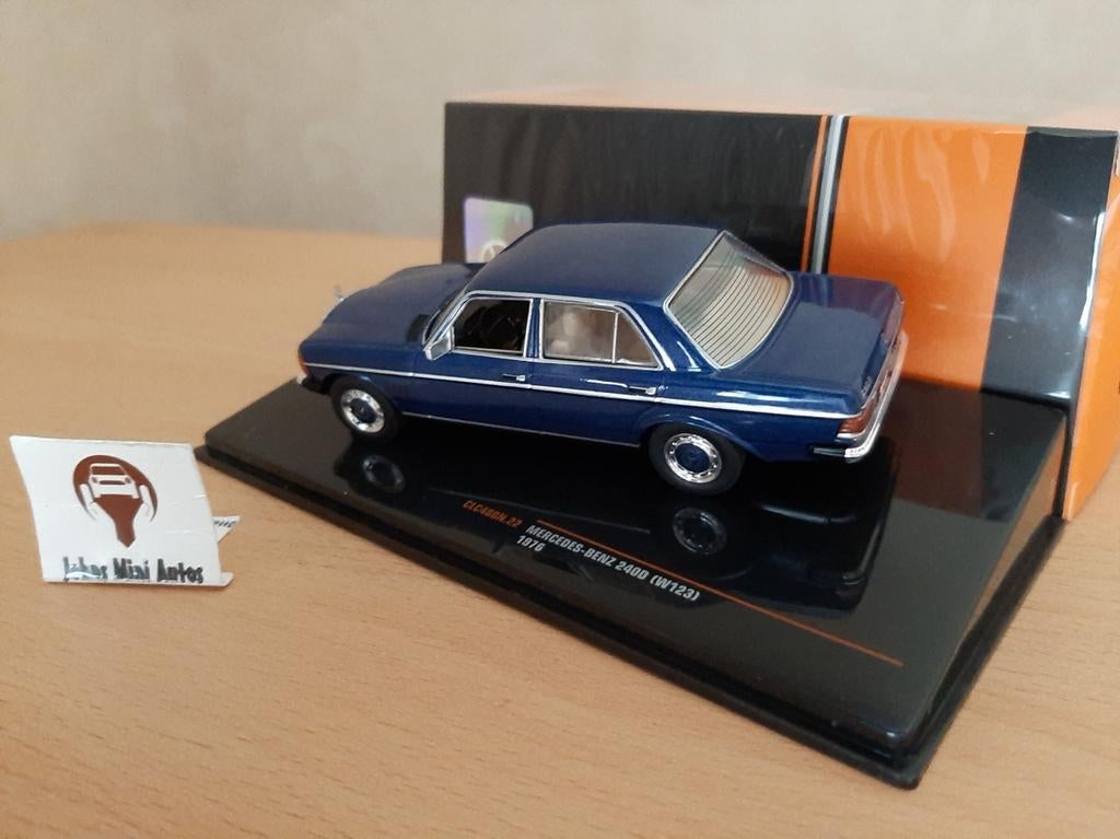 Mercedes Benz W123 1976 donkerblauw van IXO 1:43, Hobby en Vrije tijd, Modelauto's | 1:43, Overige merken, Auto, IXO, Nieuw