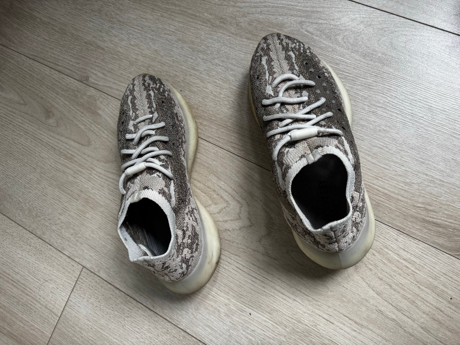 Adidas Yeezy Boost 380 Pyrite - Maat 41 1/3, Ophalen, Gedragen, Overige kleuren, Sneakers of Gympen